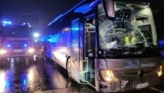 Vier Menschen wurden bei dem Crash verletzt, der Bus schwer beschädigt.  (Bild: DOKU-NÖ)