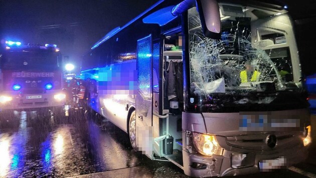 Vier Menschen wurden bei dem Crash verletzt, der Bus schwer beschädigt.  (Bild: DOKU-NÖ)