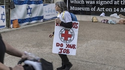 Eine Demonstrantin in Tel Aviv übt Kritik am Roten Kreuz. (Bild: AFP)