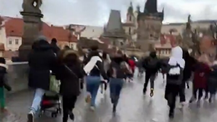 Ein Video zeigt, wie Menschen in Panik vom Ort des Geschehens flüchten.