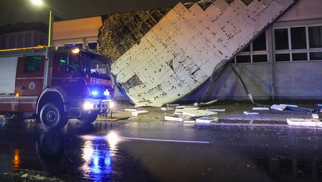 In Wels-Pernau deckte der Sturm beispielsweise das Dach einer Turnhalle einer Schule ab. (Bild: laumat.at/Matthias Lauber)