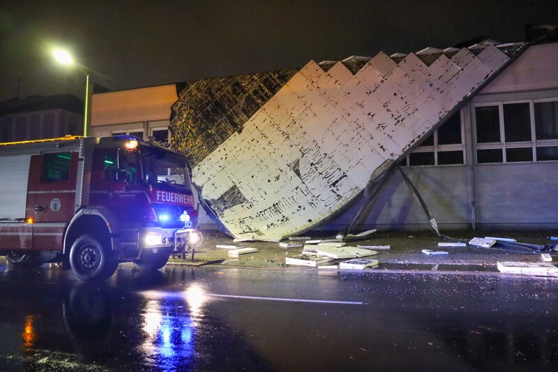 Der heftige Sturm deckte das Dach der Turnhalle einer Schule in Oberösterreich ab. (Bild: laumat.at/Matthias Lauber)