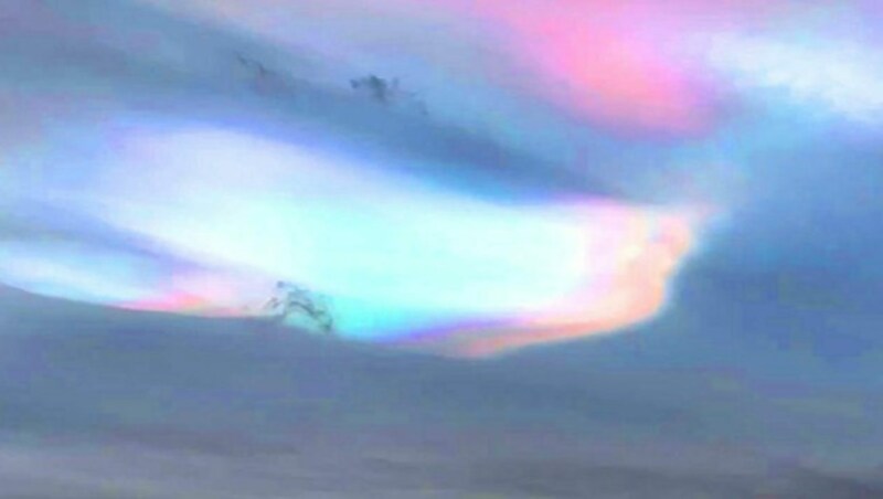 Die Regenbogenfarben eines Zirkumhorizontalbogens entstehen durch die Brechung von Sonnenstrahlen, wenn diese nahezu senkrecht auf in Wolken schwebende Eiskristalle fallen. (Bild: kameraOne (Screenshot))