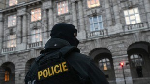 Ein Polizist vor der Universität nach dem Amoklauf (Bild: AFP)