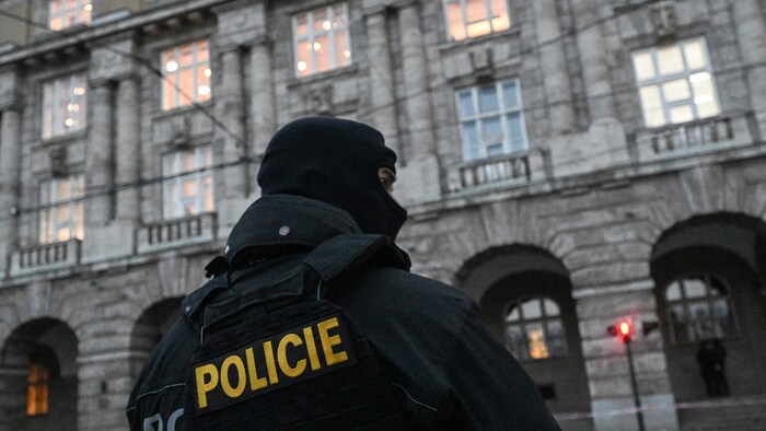 Ein Polizist vor der Universität nach dem Amoklauf