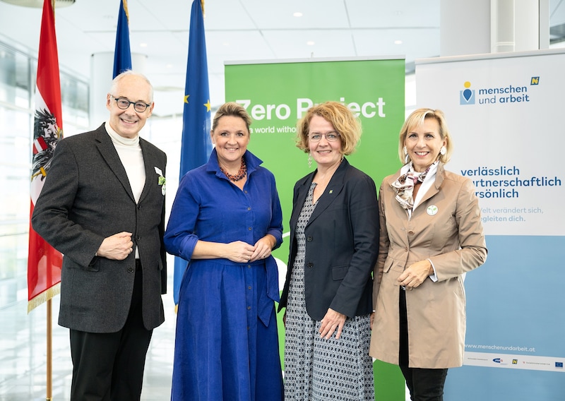 Martin Essl (Gründer der Essl Foundation), Landesrat Susanne Rosenkranz, Landesrätin Christiane Teschl-Hofmeister und Karin Praniess-Kastner (Zero Project Unternehmensdialoge, Essl Foundation (Bild: NLK Pfeffer)