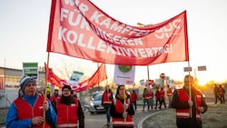 Nach sechs ergebnislosen Verhandlungsrunden zog die Gewerkschaft einen Warnstreik durch. (Bild: APA/Georg Hochmuth)