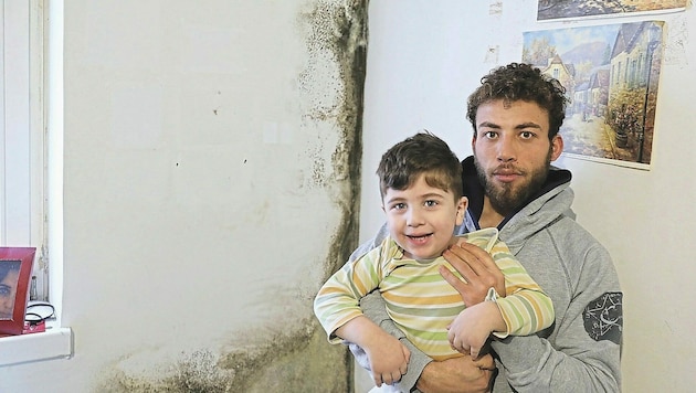Rafat Hazini wohnt mit seinem kleinen Bruder Ahamd und den Eltern in der Schimmelhölle. (Bild: Martin Jöchl)