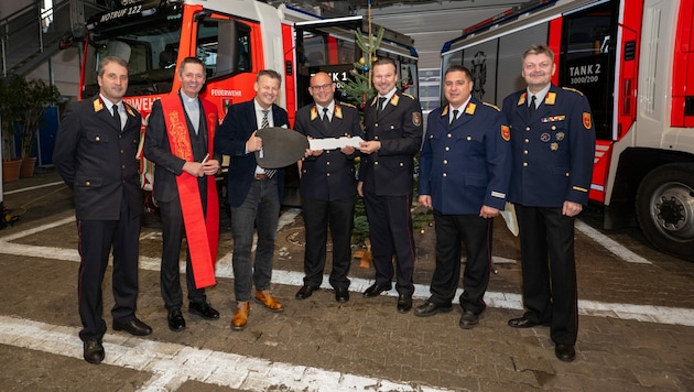 Robert Ratheiser, Dompfarrer Peter Allmaier, Bürgermeister Christian Scheider, Herbert Schifferl (Leiter BF), Wolfgang Germ (Stv. Leiter BF) sowie Bezirksfeuerwehrkommandant Gerhard Egger und sein Stellvertreter Franz Socher. (Bild: (C) Thomas Hude)