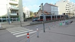 In der Nacht auf Donnerstag fand ein Passant eine regungslose Person auf dem Gehsteig der Fultonstraße in Wien-Floridsdorf. (Bild: Tomschi)