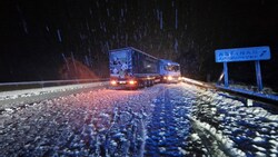 Auf der A9 bei Selzthal standen mehrere Lkw quer. (Bild: Feuerwehr Selzthal)