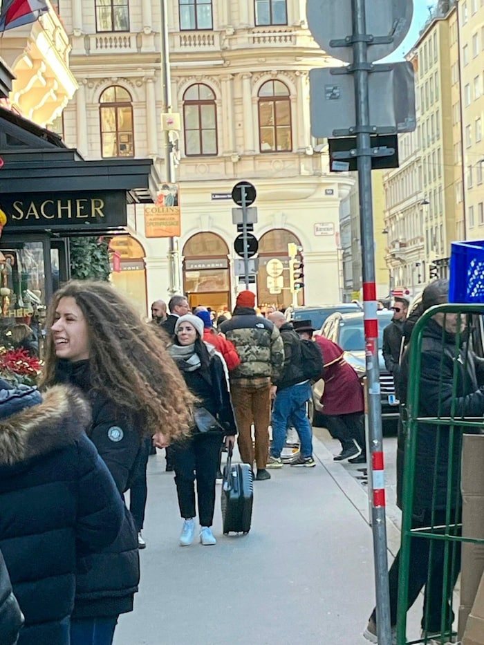 Michael J. Fox in Wien bei seiner Ankunft im Sacher, flankiert von Begleitern und ...