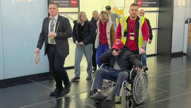 Freitagvormittag am Flughafen Wien/Schwechat: „Zurück in die Zukunft“-Superstar Michael J. Fox ist in Österreich gelandet. (Bild: STARPIX/A. TUMA/EYE,)