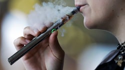 Ist die E-Zigarette die bessere Zigarette oder der noch schlimmere Krebserreger in einer hübschen und duftenden Verpackung? (Bild: Tony Dejak / AP / picturedesk.com)