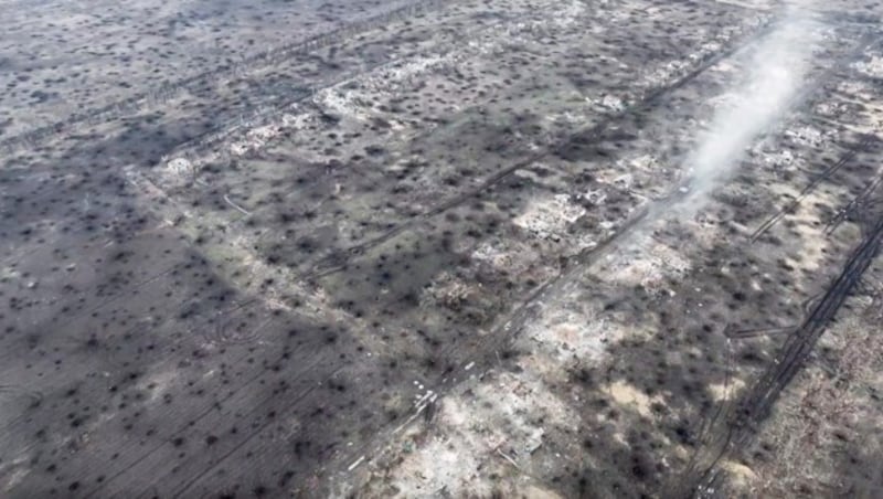 Drohnaufnahme der verwüsteten Kleinstadt Awijiwka in der Oblast Donezk (Bild: ASSOCIATED PRESS)