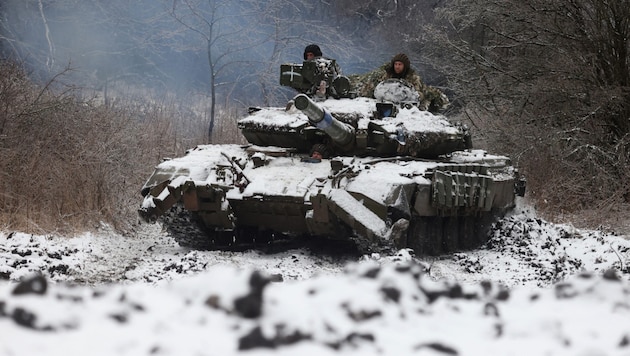 Im Abnutzungskrieg in der Ukraine scheint es auf absehbare Zeit weder Vor noch Zurück zu geben. (Bild: APA/AFP/Anatolii STEPANOV)