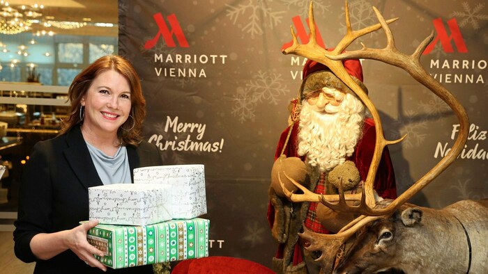 Auch Salesmanagerin Julie Newman verbringt Heiligen Abend im Hotel