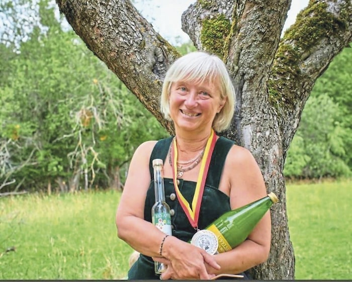 Gitti Gerger (l.) und der Verein Wieseninitive setzen sich für den Erhalt der Streuobstwiesen ...