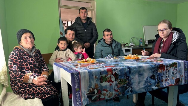 Familie Baghryan lebt in einem Haus ohne Heizung und Badezimmer - dafür in Sicherheit. „Krone“-Redakteurin Katharina Pirker sprach mit den Flüchtlingen aus Bergkarabach. (Bild: Katharina Pirker)