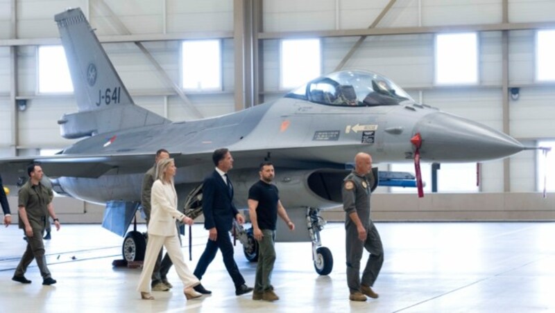 Selenskyj und Rutte betrachten F-16-Kampfjets in Eindhoven (Bild: The Associated Press)