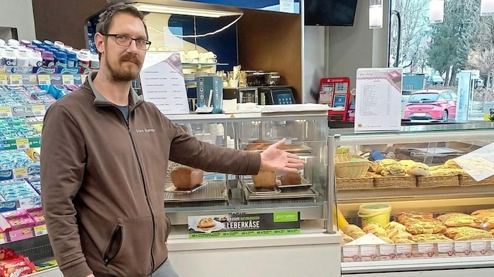 An der Eni-Tankstelle wartet als Weihnachtsessen der Leberkäse.