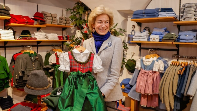 Kindertrachten von Brigitta Hanke werden gut gekauft. Es wird zwar gespart, für die Geschenke der Kleinsten bleibt aber genug übrig. (Bild: Tschepp Markus)