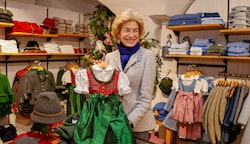 Kindertrachten von Brigitta Hanke werden gut gekauft. Es wird zwar gespart, für die Geschenke der Kleinsten bleibt aber genug übrig. (Bild: Tschepp Markus)