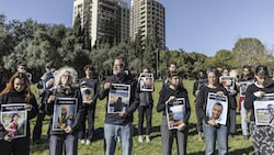 Israelische Friedensaktivistinnen und Friedensaktivisten erinnern an getötete Zivilpersonen im Gazastreifen. (Bild: AFP)