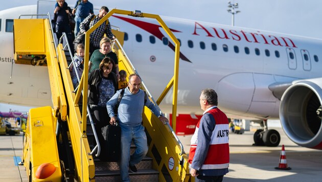 Krisenmanagement: Aus Israel gerettete Österreicher bei ihrer Landung in Wien (Bild: Florian Schrötter)