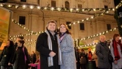 Für Andy Borg und seine Gattin Birgit Pflicht: Ein Besuch am Christkindlmarkt (Bild: Kerstin Joensson)