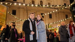 Für Andy Borg und seine Gattin Birgit Pflicht: Ein Besuch am Christkindlmarkt (Bild: Kerstin Joensson)