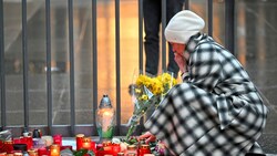 Ein Meer aus Kerzen erhellt den düsteren Tatort in Prag. Passanten legten Blumen nieder und hielten für ein Gebet inne. (Bild: AP/Erdos/Holl)