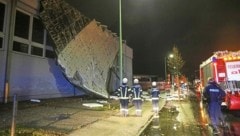 In Wels (OÖ) wurde das Dach einer Turnhalle abgedeckt. (Bild: Matthias Lauber/laumat.at)