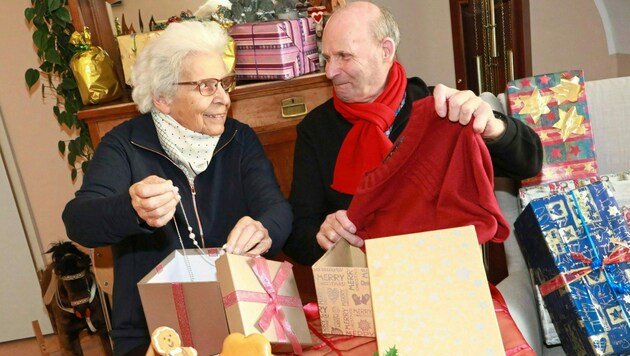 Freude bei den Beschenkten Frau Dobernig und Herrn Jantschgi im Altenwohn- und Pflegewohnhaus Elisabeth in St. Andrä/Lavanttal in Kärnten. (Bild: Uta Rojsek-Wiedergut)