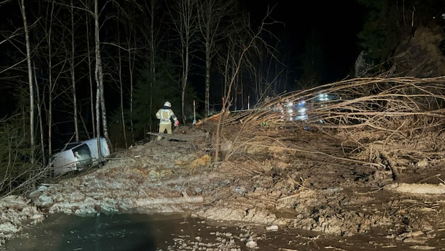 Das Auto der Ungarn wurde von den Geröllmassen erfasst und von der Fahrbahn geschoben. (Bild: zoom.tirol)