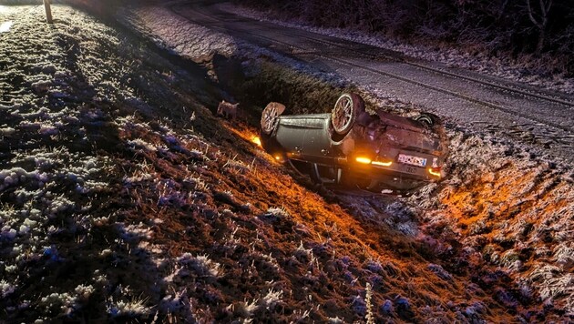 Eine Frau landete mit ihrem Auto auf dem Dach. (Bild: Stadtfeuerwehr Oberwart)