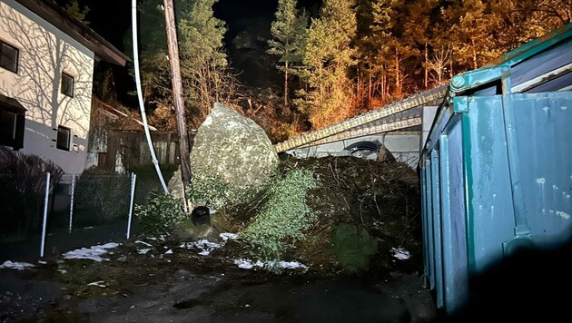 Dieser riesige Felsbrocken donnerte ins Tal und kam kurz vor einem Wohnhaus zum Stillstand. (Bild: Gemeinde Mils)