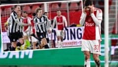 Tim Pieters (im linken Bild in der Mitte) bejubelte mit seinen Kollegen von USV Hercules den Coup samt persönlichem Doppelpack gegen Ajax Amsterdam (im Bild rechts Benjamin Tahirovic) (Bild: AP, Instagram/timpieters_)