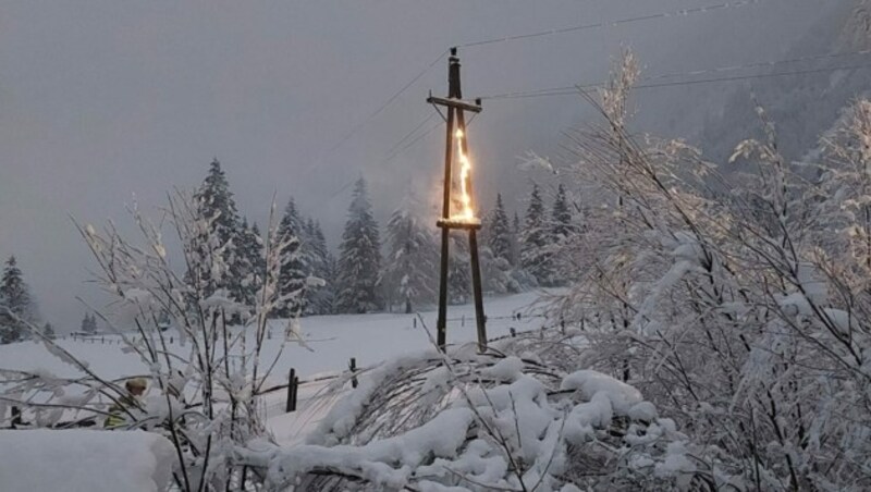 In Muhr im Lungau geriet bereits am Freitag ein Strommast in Brand - die Stromleitung konnte abgeschaltet werden. (Bild: Freiwillige Feuerwehr Muhr)