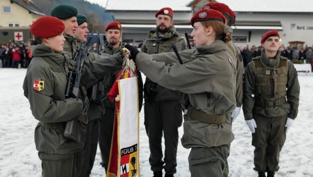 „Weihnachtsangelobung“ des österreichischen Bundesheeres wurde am Freitag vor dem Mehrzweckhaus ...