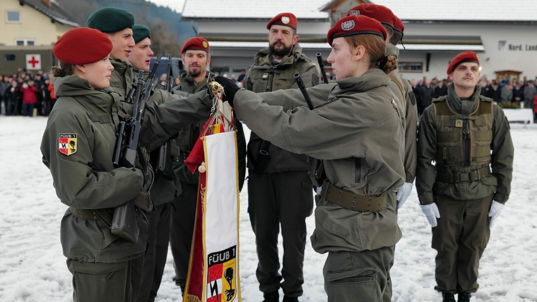 „Weihnachtsangelobung“ des österreichischen Bundesheeres wurde am Freitag vor dem Mehrzweckhaus ...