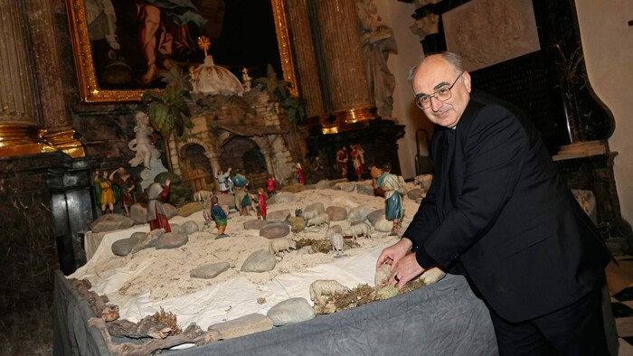 Bischof Krautwaschl vor der prächtigen Weihnachtskrippe im Grazer Dom.