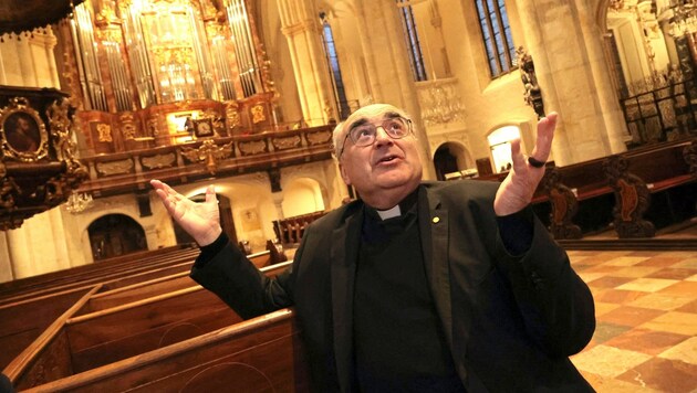 Der Bischof hält im Grazer Dom inne. (Bild: Christian Jauschowetz)