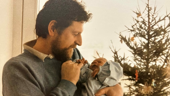 Der stolze Papa kurz nach der Geburt von Filius Daniel im Jahr 1984.