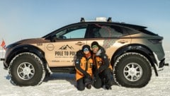 Nach 30.000 Kilometer noch immer glücklich: Chris und Julie Ramsey (Bild: Nissan)