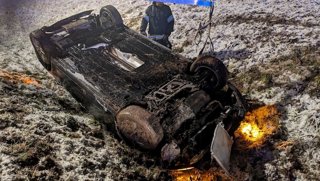 Ein Fahrer verabschiedete sich mit seinem Auto in den Graben. (Bild: Stadtfeuerwehr Oberwart)