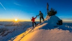 Robert und Florian Miller neben dem Christbaum auf 3798 Metern Seehöhe. (Bild: Paul Sodamin)