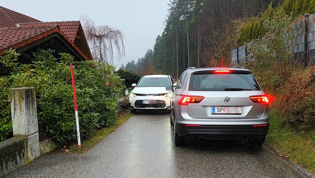 Die jetzige Zufahrt zur Siedlung Ebnerwiese ist überlastet, für zwei Autos zu schmal. (Bild: Siegfried Ortner, Krone KREATIV)