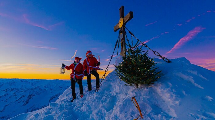 Am Gipfel: Paul und Peter Sodamin im Weihnachtsmann-Kostüm mit ihrem Christbaum.