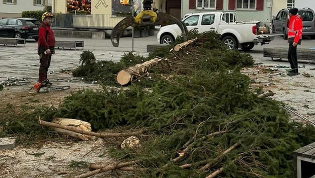 Der Götzner Christbaum fiel dem Sturm zum Opfer. (Bild: Gemeinde Götzis)